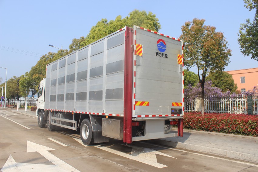 東風暢行小三軸畜禽運輸車